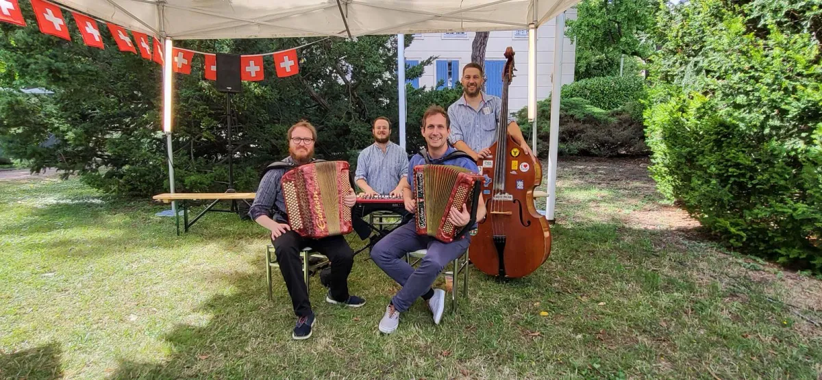 MoM «mas o menos», Echo vom Poschtsack und Monsieur Soussol